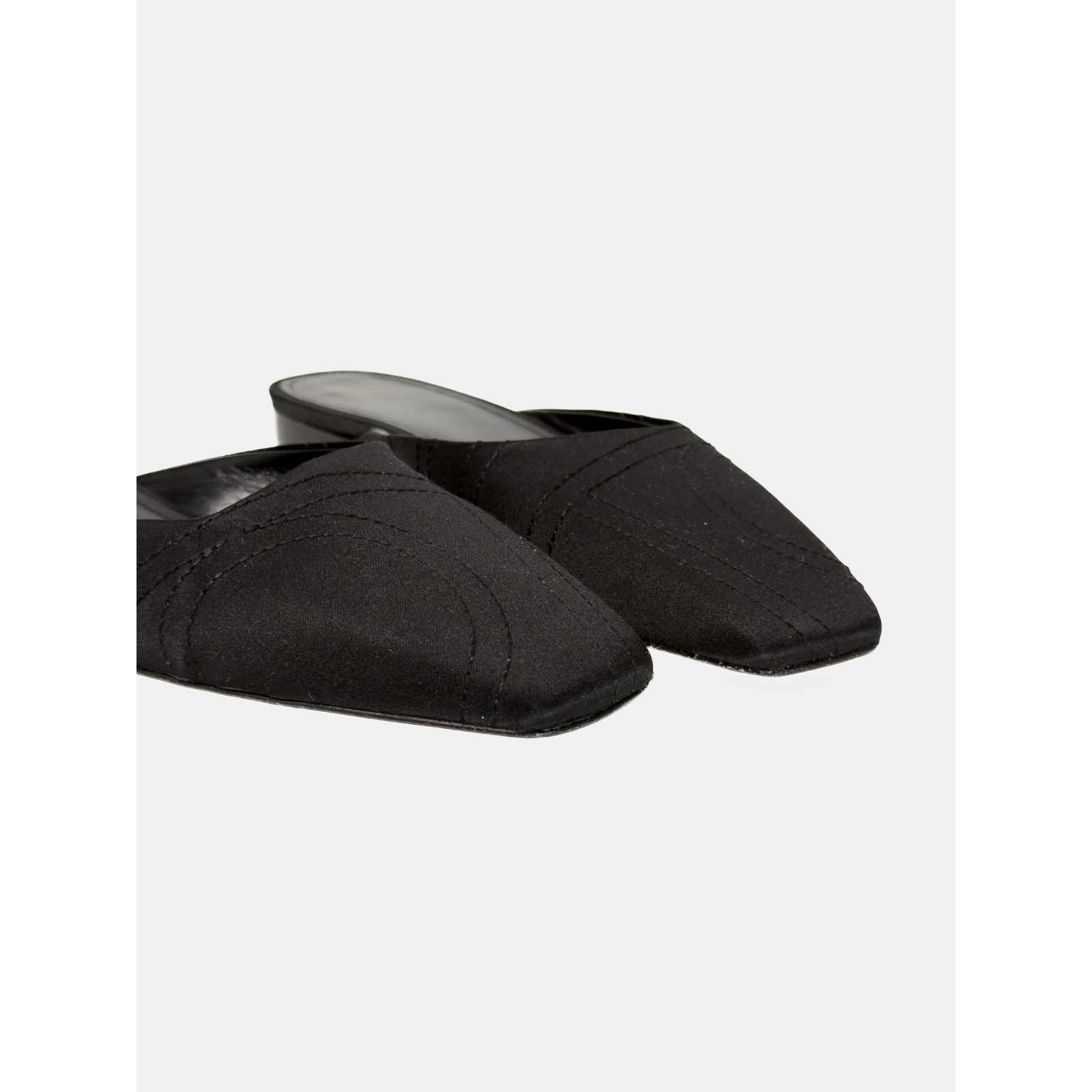Satynowe mule