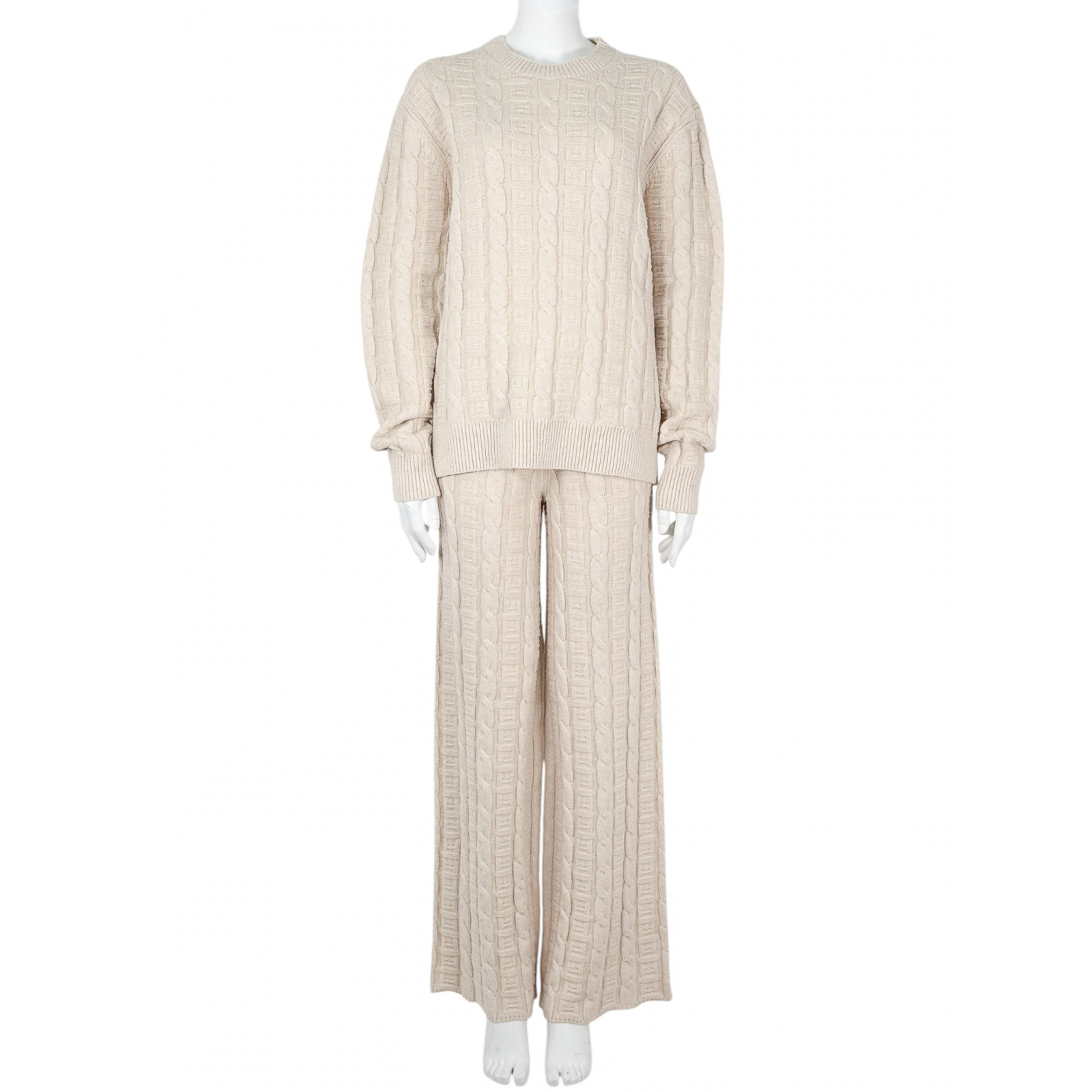 Wełniany komplet: sweter + spodnie