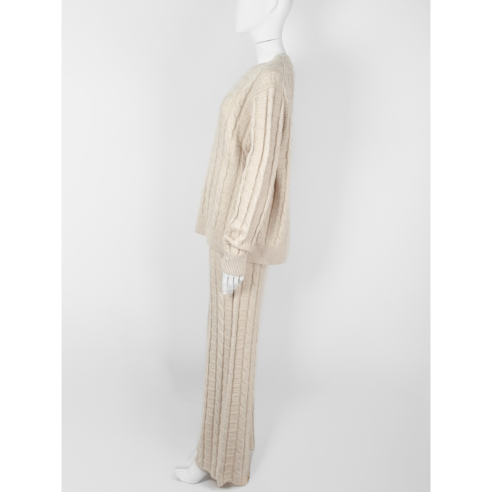 Wełniany komplet: sweter + spodnie