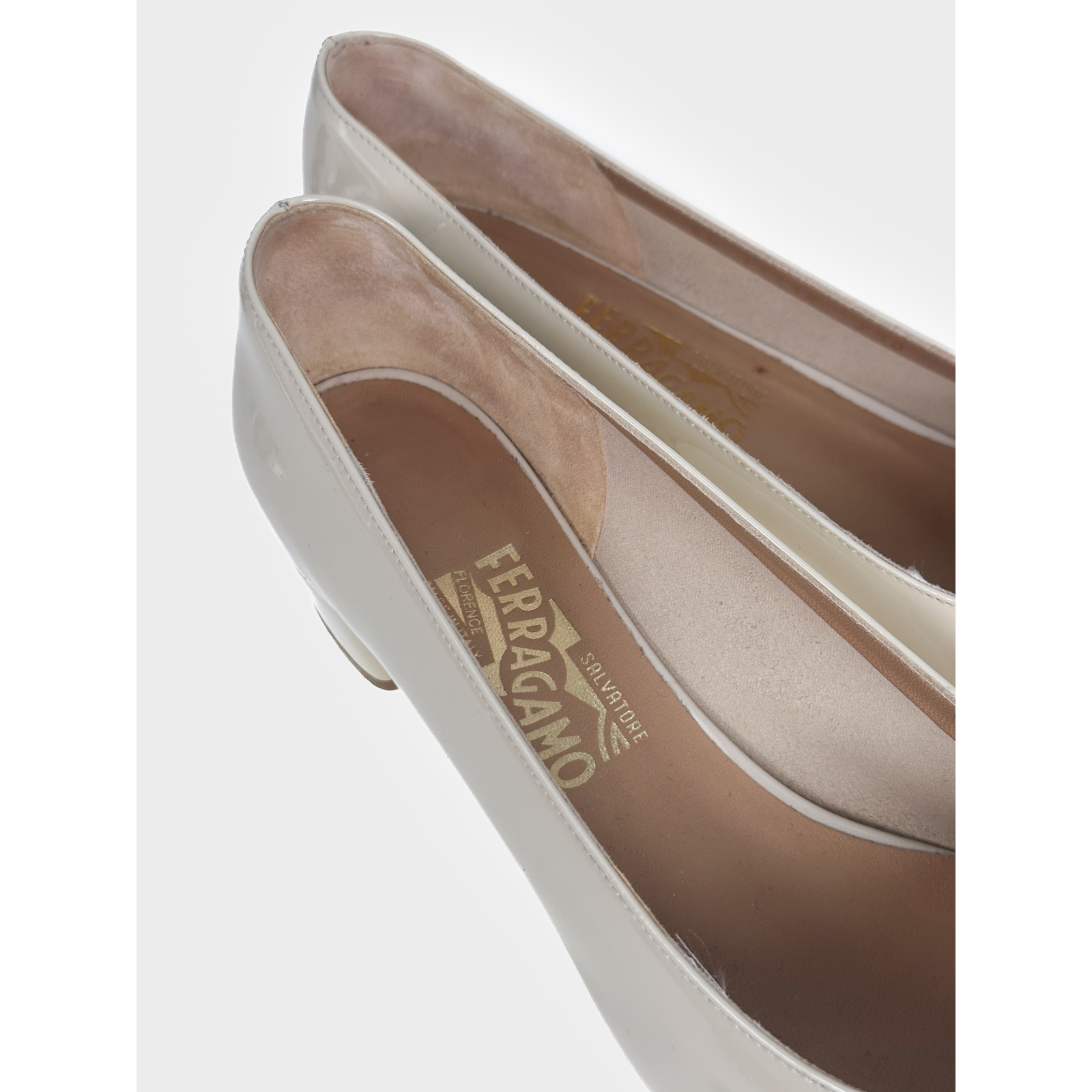 Lakierowane baleriny na obcasie