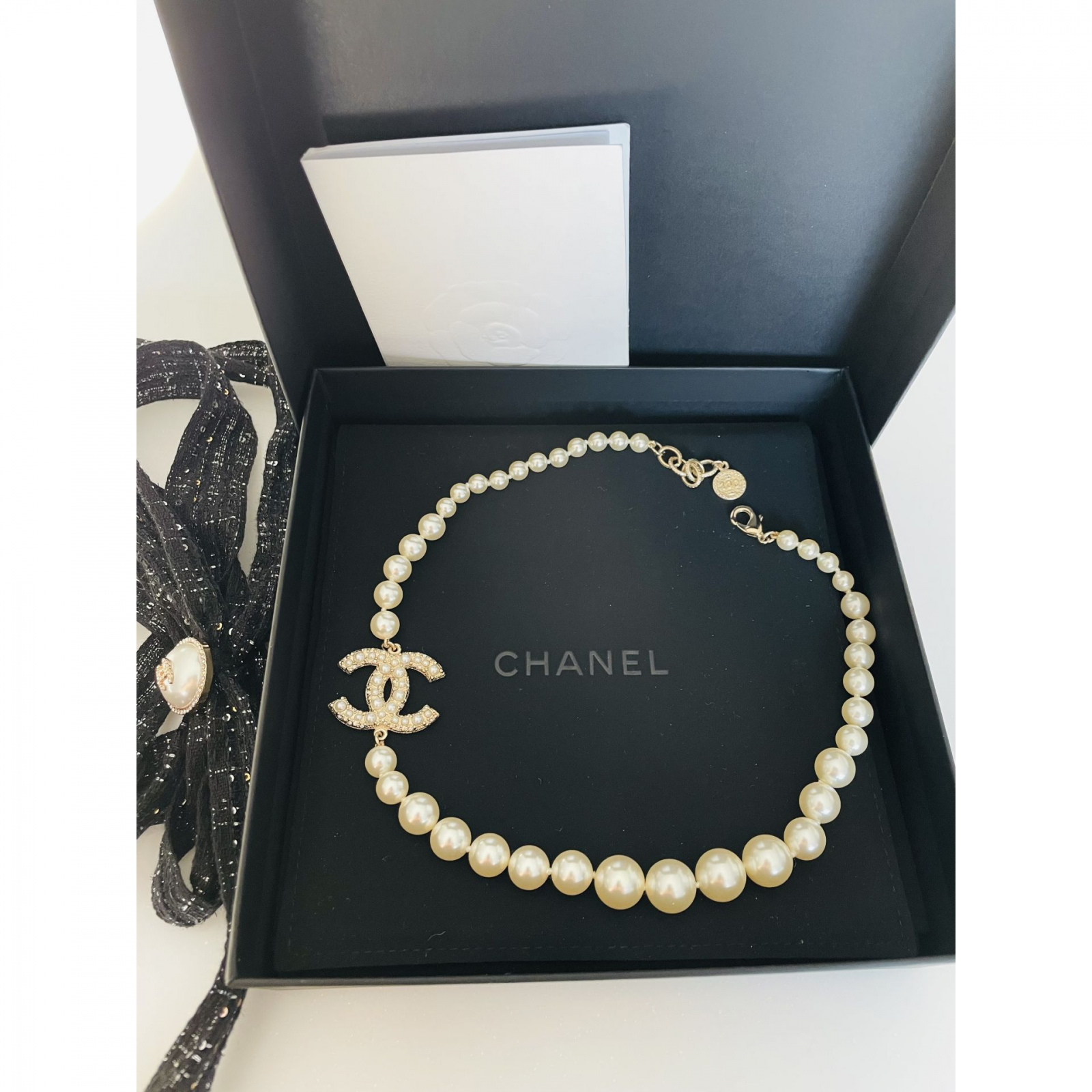 Perły chanel z logo