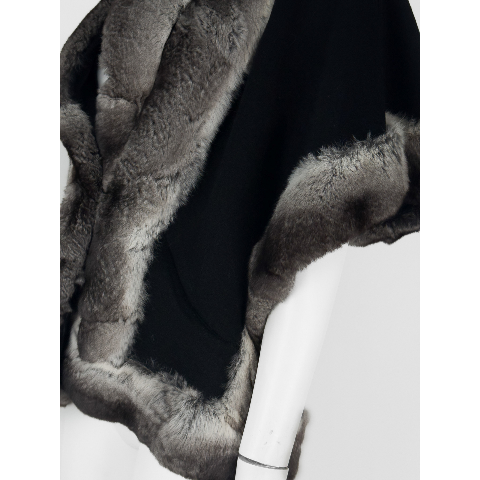 Kaszmirowa narzutka obszyta futrem z szynszyla Giuliana Teso