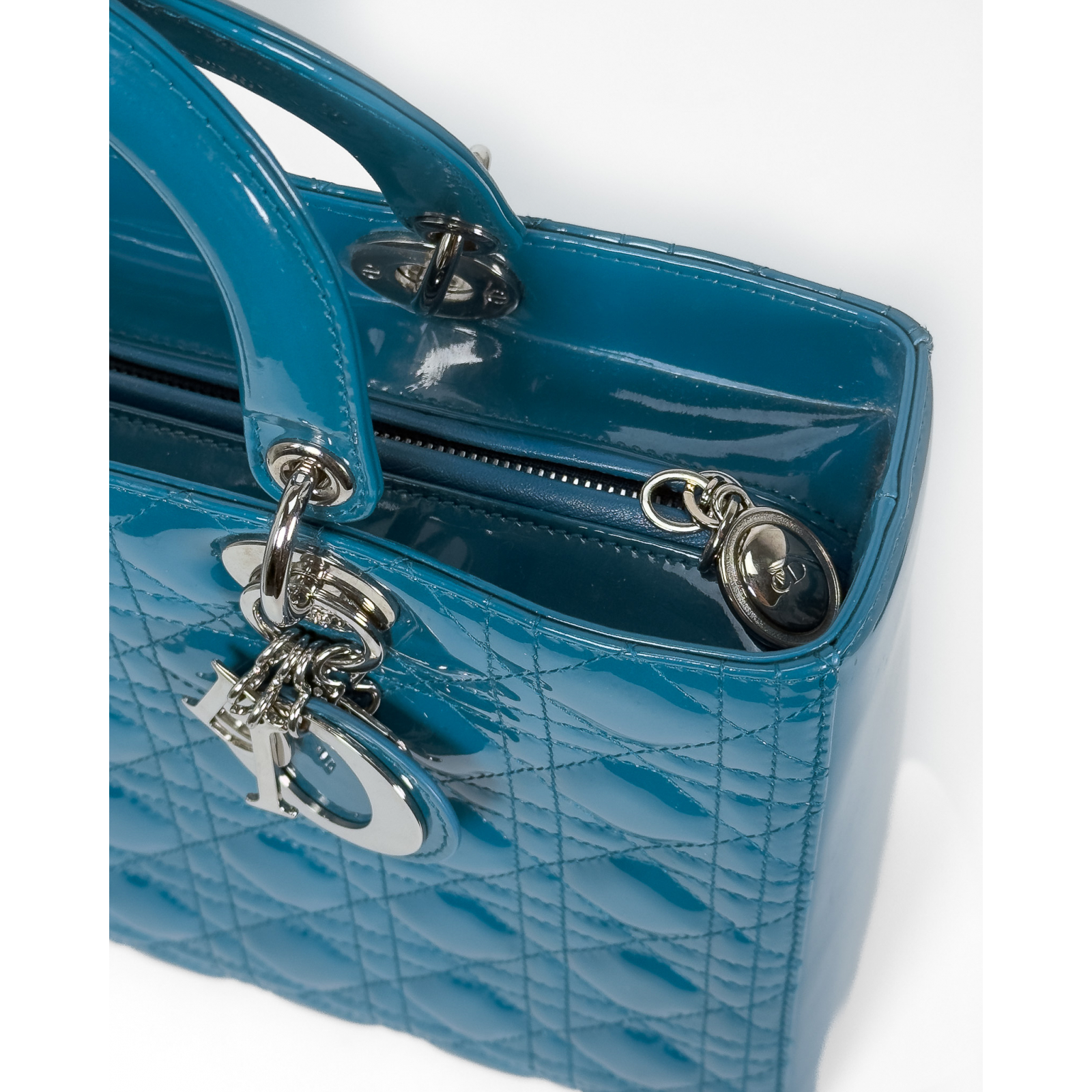 Torebka z lakierowanej skóry