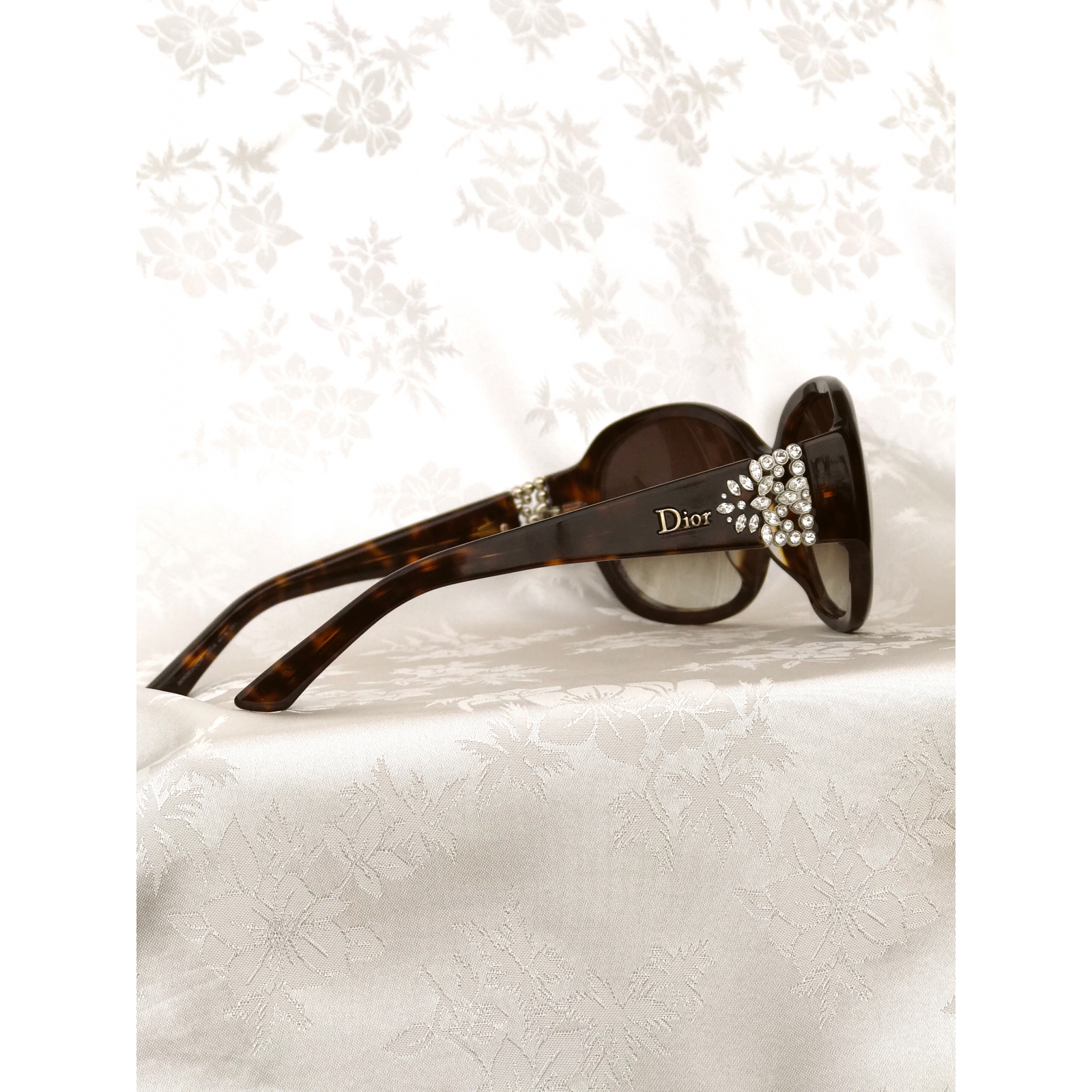 Okulary przeciwsłoneczne Dior z kryształkami
