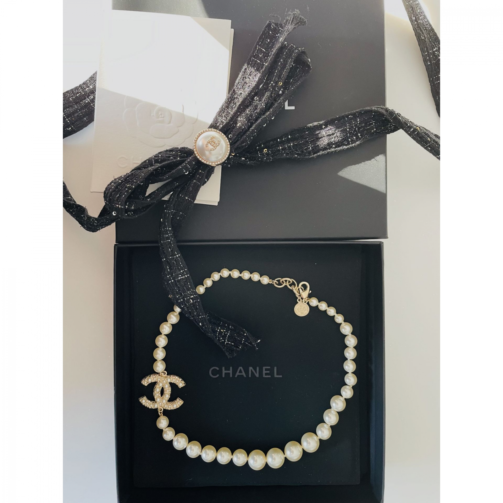 Perły chanel z logo