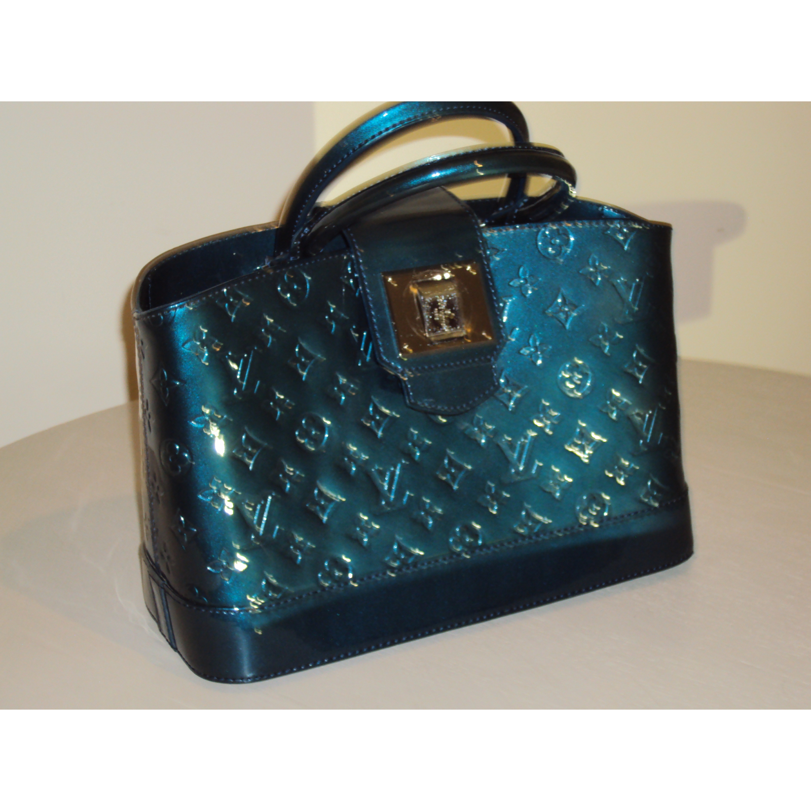 LOUIS VUITTON TOREBKA Z LAKIEROWANEJ SKÓRY