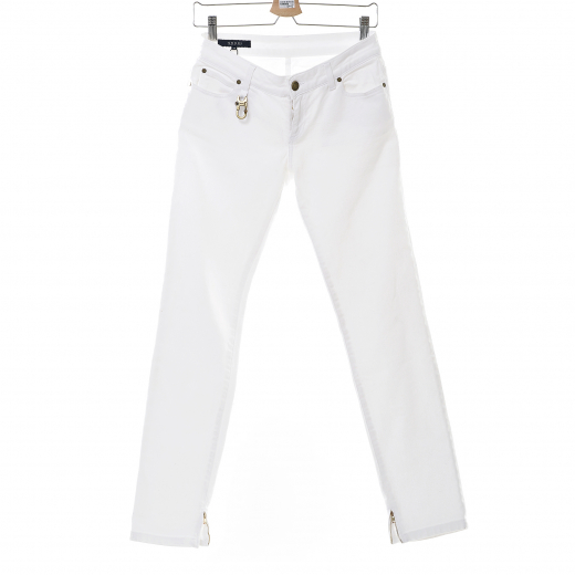 Białe jeansy